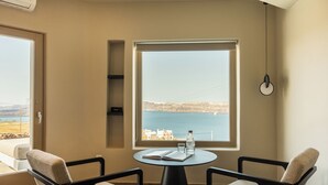 Elysium Suite with Private Pool and Caldera View | Oppholdsområde | En 32-tommers smart-TV med Parabol-TV