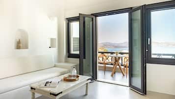 Executive Suite with Private Heated Plunge Pool and Caldera View | 1 bedroom, premium bedding, minibar, in-room safe