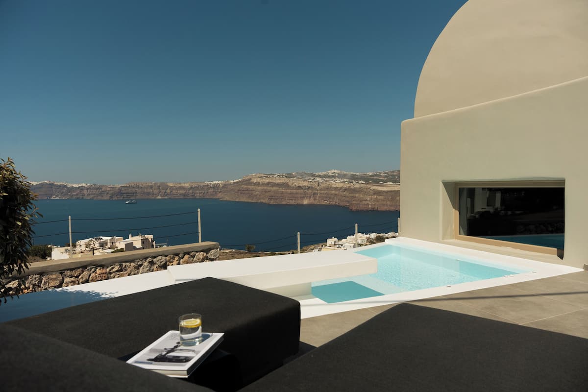 Elegant Suite with Private Heated Plunge Pool and Caldera View | Terrace/patio
