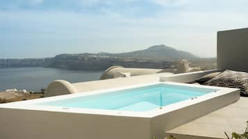 Deluxe Suite with Private Heated Plunge Pool and Caldera View | Terrace/patio