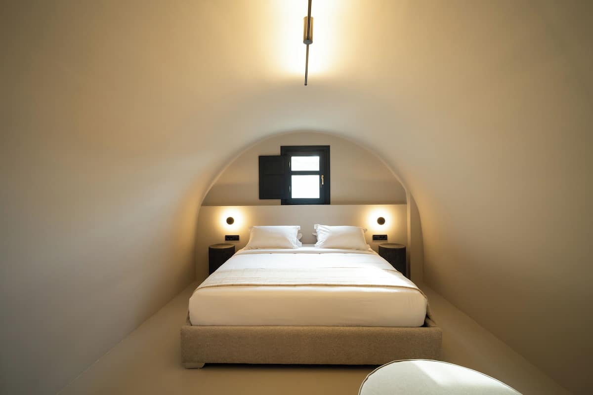 Split Level Junior Suite with Caldera View | 1 bedroom, premium bedding, minibar, in-room safe