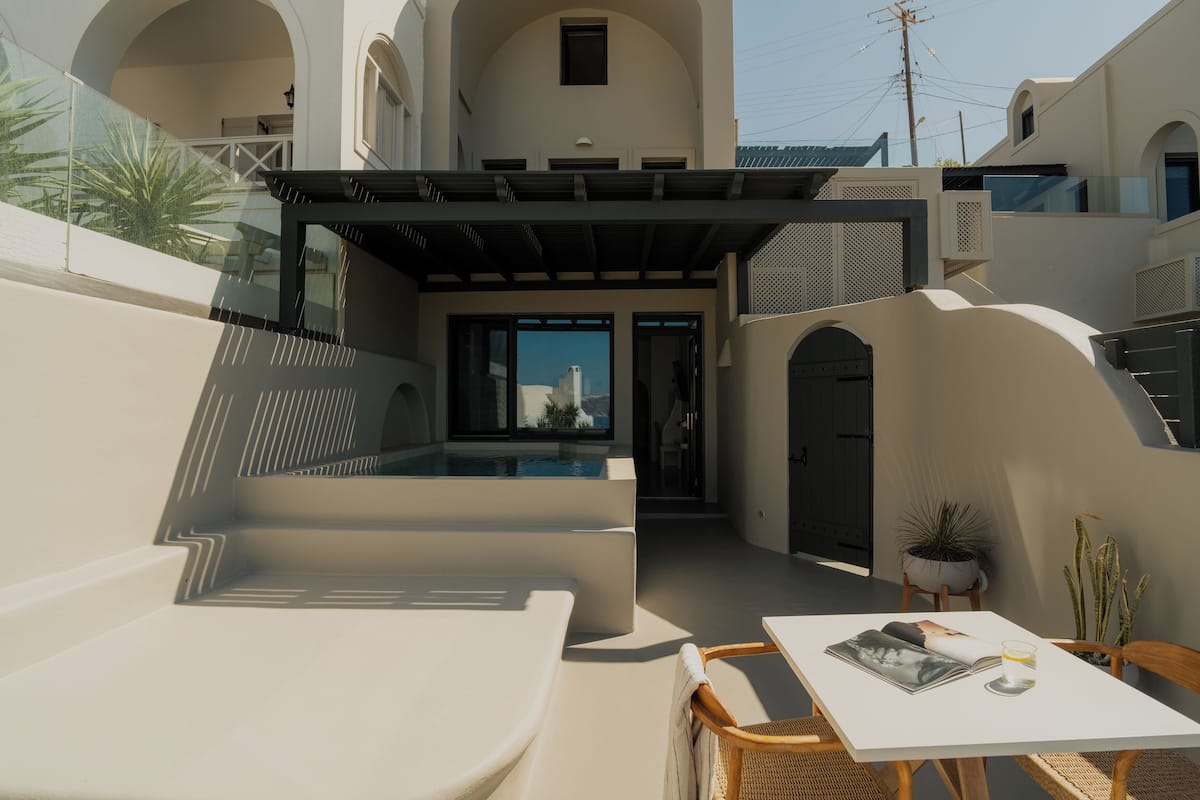 Honeymoon Suite with Private Heated Plunge Pool and Caldera View | Terrace/patio
