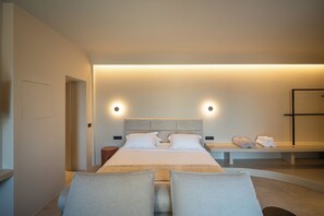 Omni Suite with Private Pool and Caldera View | 거실 공간 | 위성 채널 시청이 가능한 32인치 스마트 TV