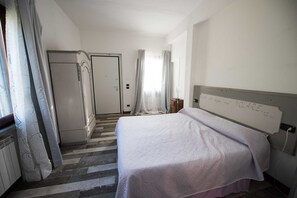 Quarto casal clássico, 1 cama Queen | 1 quarto, escrivaninha, berços (sobretaxa)