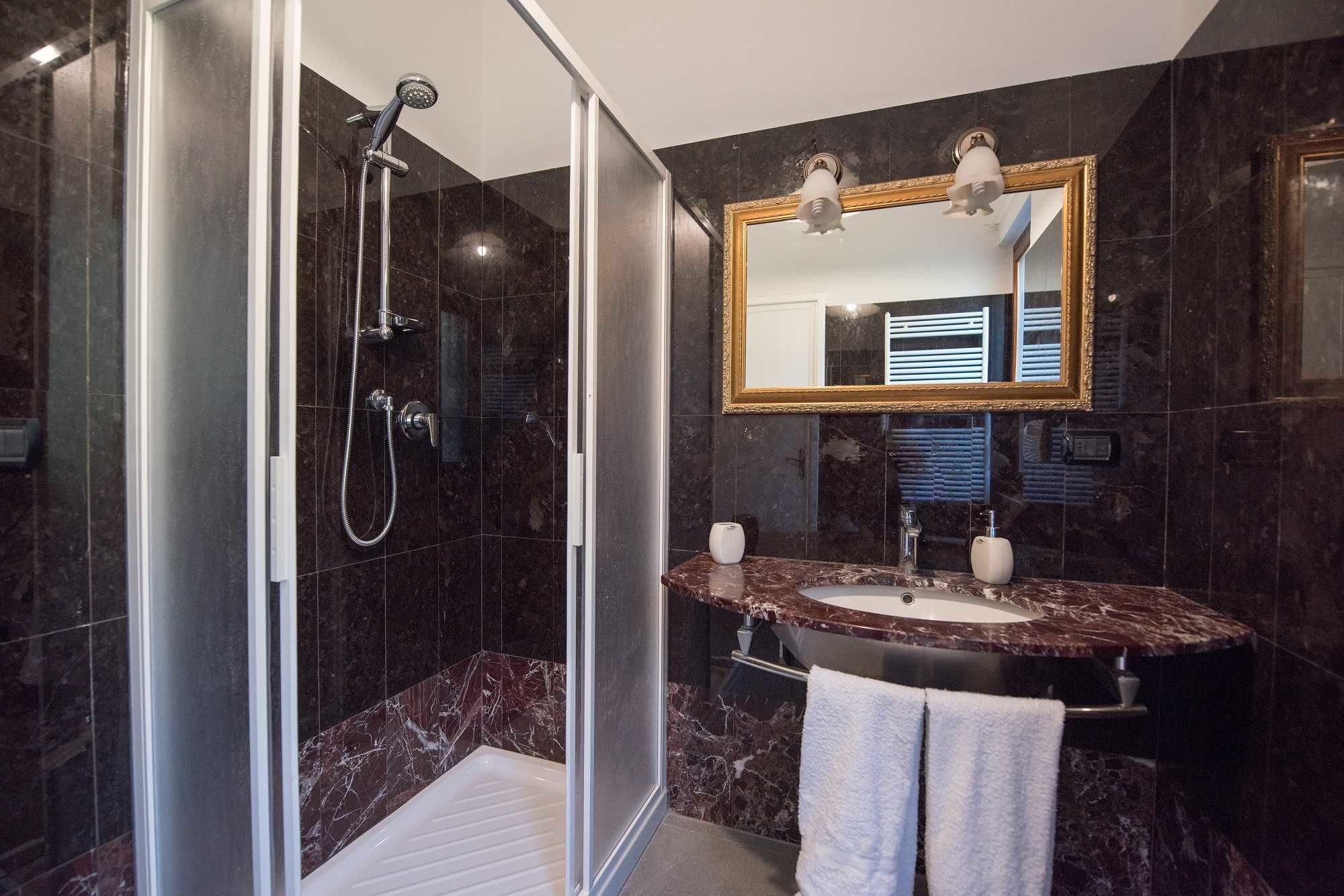 Standard-Doppelzimmer, 1 Queen-Bett | Badezimmer | Dusche, kostenlose Toilettenartikel, Haartrockner, Bidet
