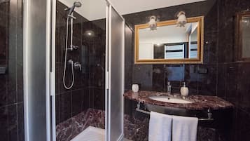 Standard-Doppelzimmer, 1 Queen-Bett | Badezimmer | Dusche, kostenlose Toilettenartikel, Haartrockner, Bidet