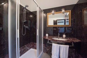 Standard Double Room, 1 Queen Bed | Bathroom