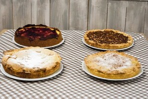 Four pies on a checkered tablecloth. - Podere Il Sorriso Degli Angeli (Serravalle Pistoiese)