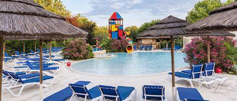 Piscina externa sazonal, guarda-sóis, espreguiçadeiras