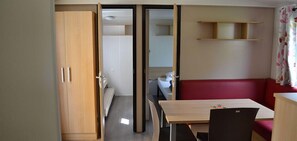 Maison mobile, 4 chambres | Repas dans la chambre