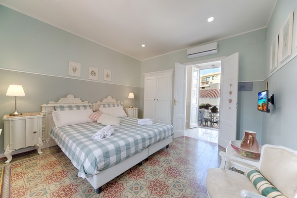 Habitación doble romántica, vista al jardín | 1 habitación, edredón y camas con efecto memoria