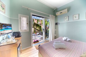 Exclusive-Doppelzimmer, Gartenblick | Daunenbettdecken, Betten mit Memory-Foam-Matratzen