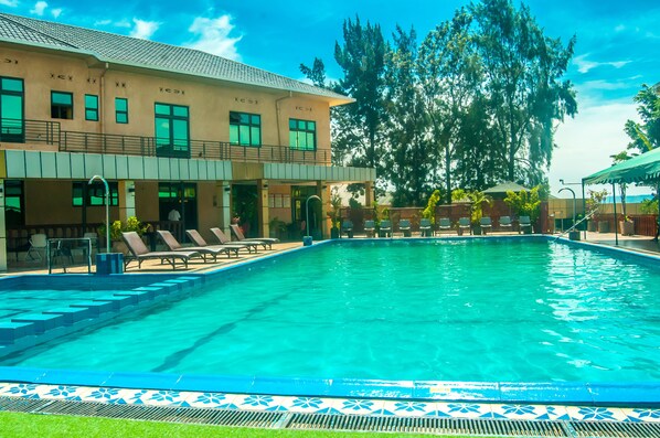 Piscina externa, espreguiçadeiras