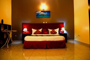 Suíte júnior | Escrivaninha, ferros/tábuas de passar roupa, berços (sobretaxa)