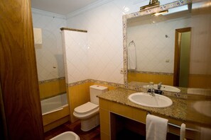 Combined shower/tub, free toiletries, towels, soap - Hotel El Balcón (Aviles)