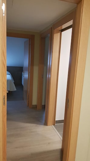 Escrivaninha, roupa de cama, acesso para cadeiras de rodas