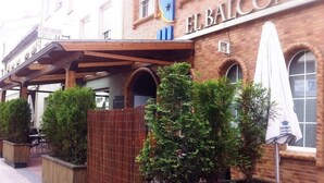 Ein Hotel namens „El Balcon“ mit Außenbestuhlung und überdachtem Bereich.
