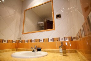 Ensemble douche/baignoire, articles de toilette gratuits