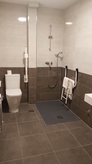 Combined shower/tub, free toiletries, towels, soap