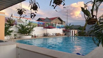 Hồ bơi ngoài trời, mở cửa từ 7:00 đến 22:30, ghế dài tắm nắng