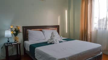 Schreibtisch, schallisolierte Zimmer, Zustellbetten, kostenloses WLAN