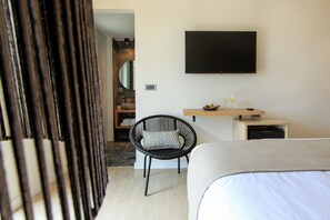 Deluxe Studio Suite, Sea View | Living area | 43-inch flat-screen TV with premium TV channels, TV, Netflix - 180 South Seaside Hotel (Ermionida)