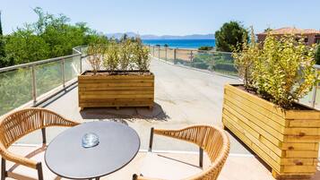 Deluxe Studio Suite, Sea View | Balcony