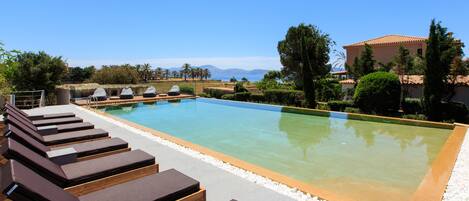 Außenpool (je nach Saison geöffnet), Sonnenschirme, Liegestühle