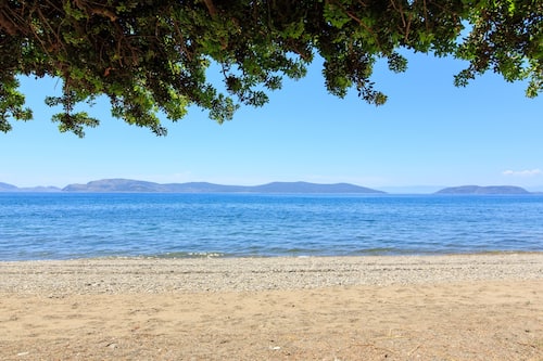 Una spiaggia nelle vicinanze, ombrelloni, teli da spiaggia, motonautica