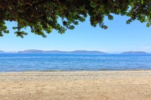 Una playa cerca, sombrillas, toallas de playa, paseos en botes a motor