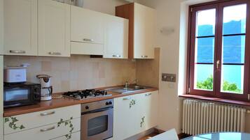 Appartement | Cuisine privée | Grand réfrigérateur, micro-ondes, four, plaque de cuisson