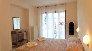 Huoneisto | Työpöytä, kannettavalle tietokoneelle sopiva työtila, pimennysverhot