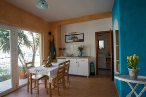 Appartement (Orange) | Coin cuisine privé | Réfrigérateur, bouilloire électrique