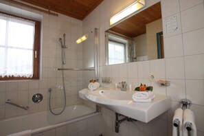 Hair dryer, slippers, towels - Hotel Sonne (Sankt Johann in Tirol)