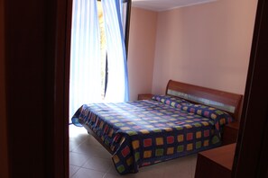 3 bedrooms, iron/ironing board, bed sheets - We are the cheapest in the area   (campofelice di roccella)