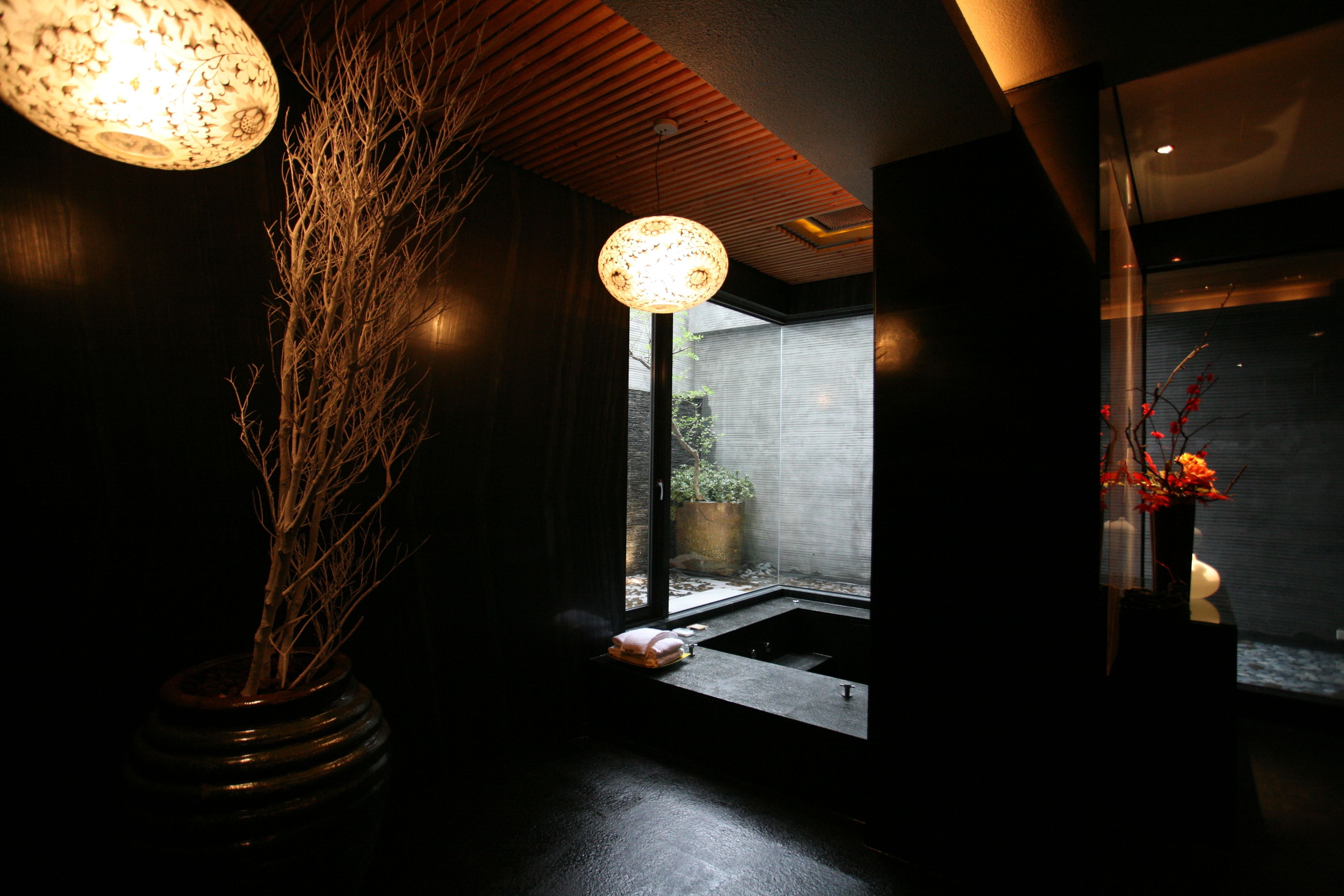 standard double room | bathroom | separate bathtub and shower, free toiletries, hair dryer, slippers