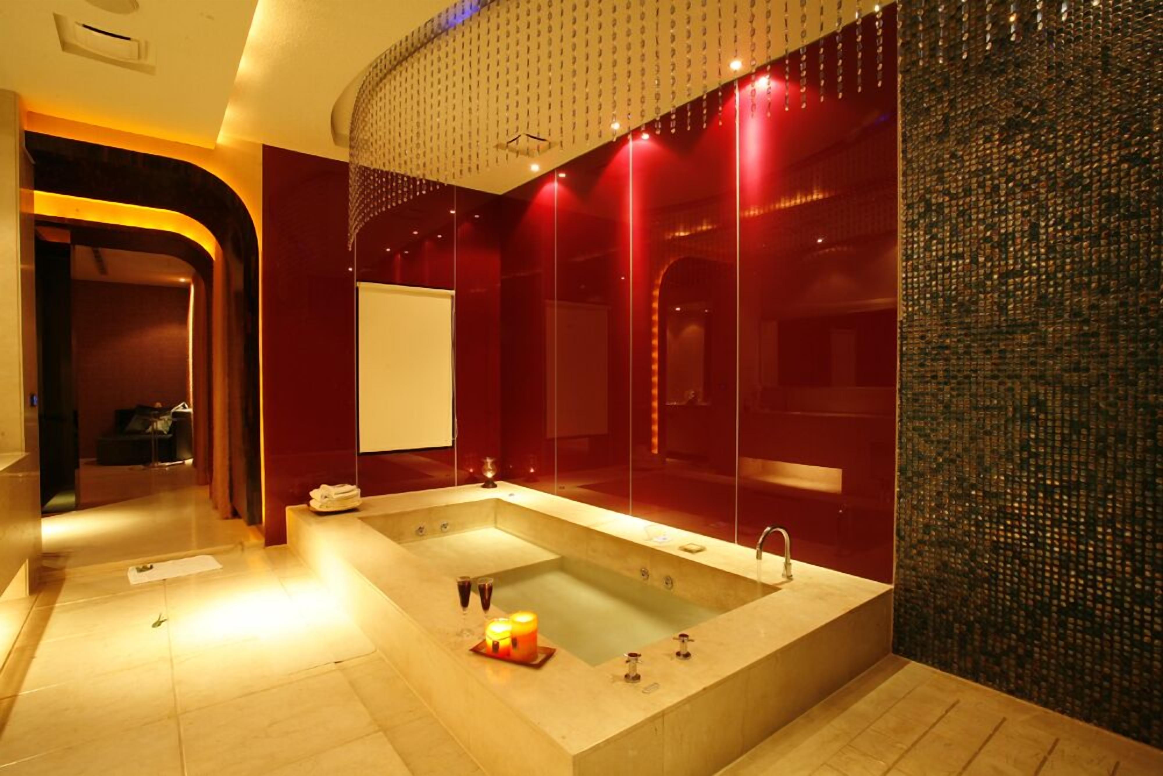 standard double room | bathroom | separate bathtub and shower, free toiletries, hair dryer, slippers