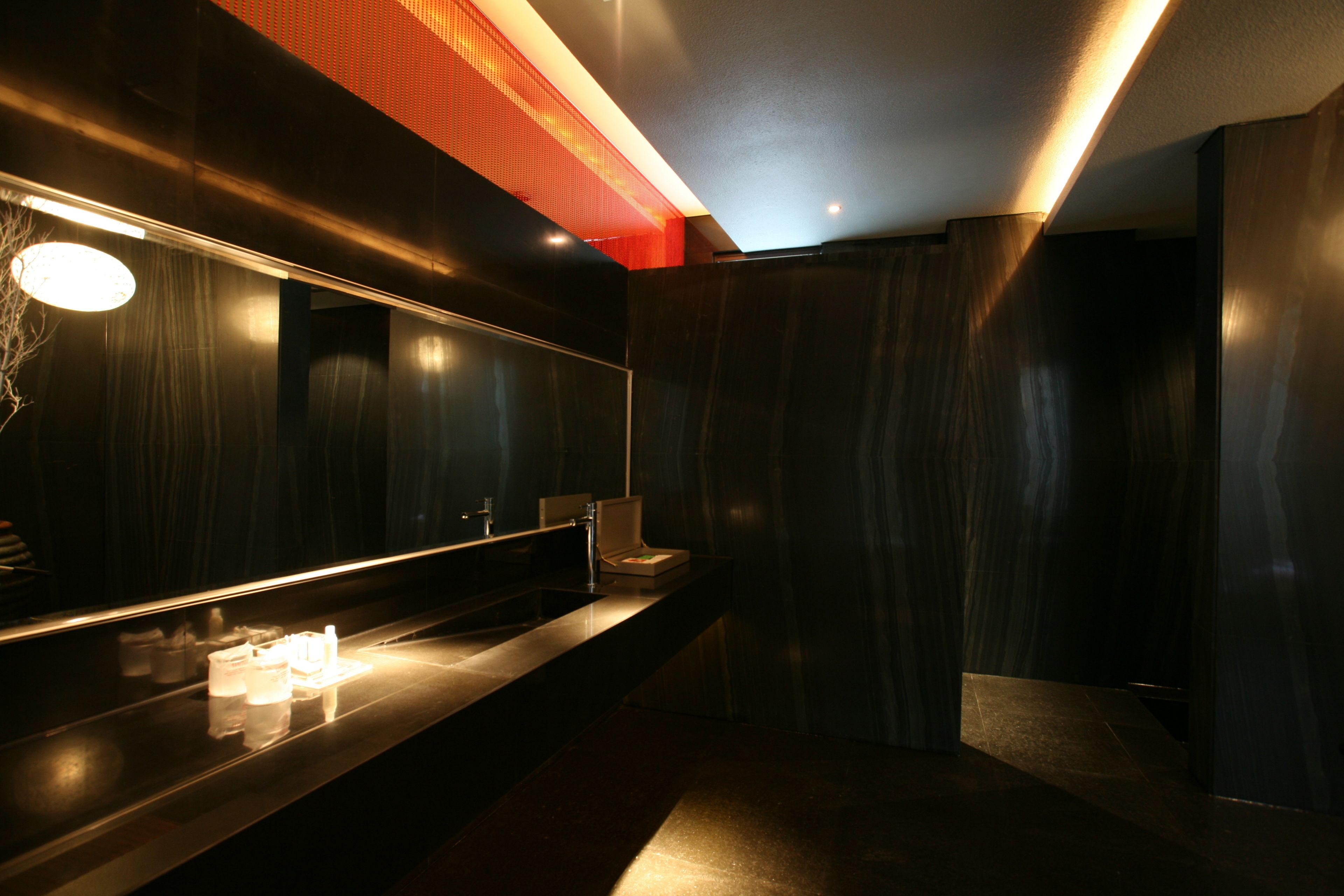 standard double room | bathroom | separate bathtub and shower, free toiletries, hair dryer, slippers