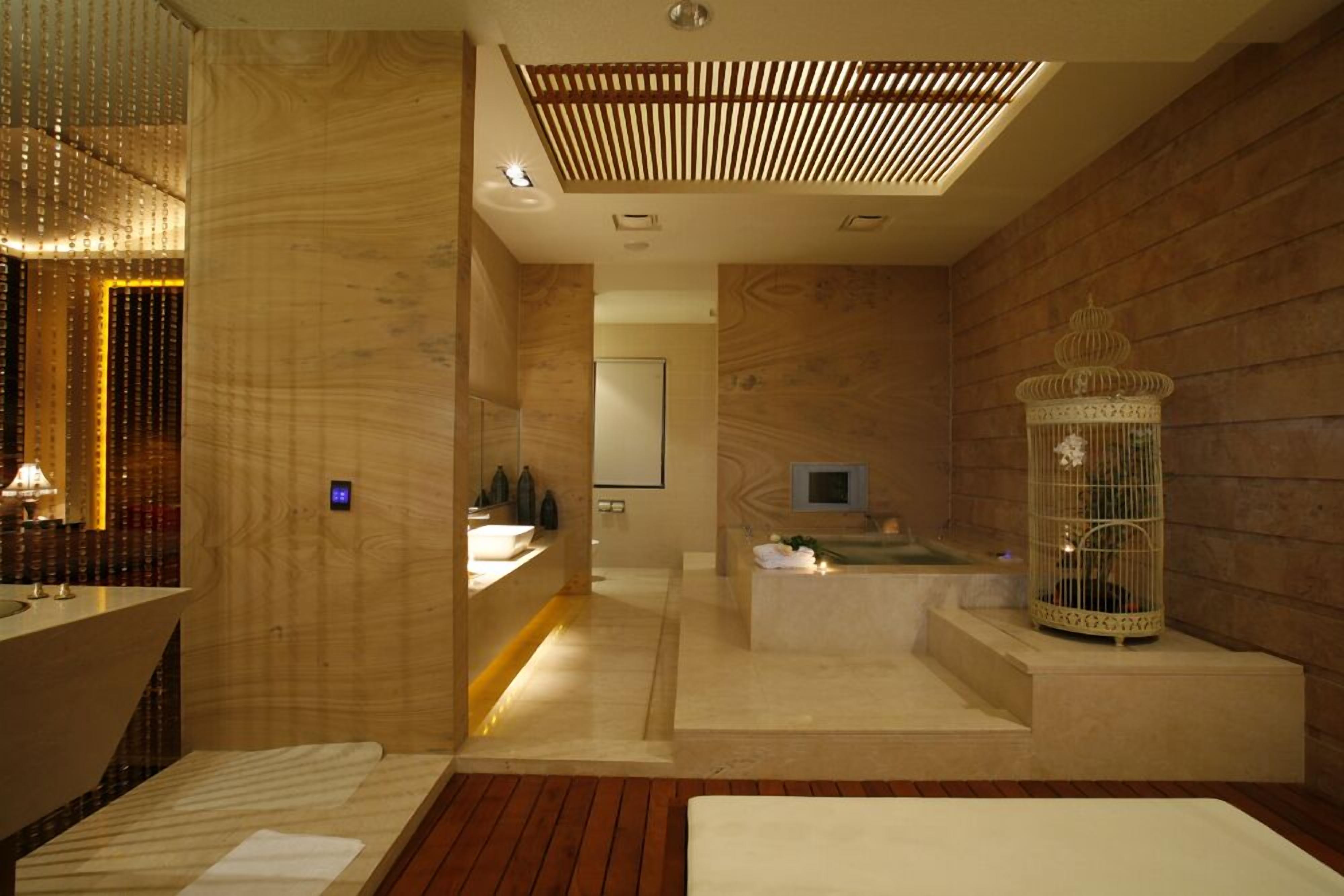 economy double room | bathroom | separate bathtub and shower, free toiletries, hair dryer, slippers