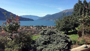 A coastal town with a view of the sea and mountains. - Casa Osmanto I: A cozy and welcoming apartment situated at a short distance from the shores of Lake Como, with Free WI-FI. (Domaso)