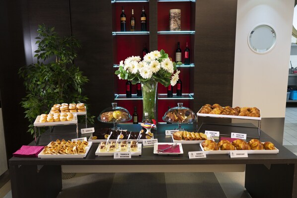 Free daily local cuisine breakfast  - Hotel Nazionale (Matera)