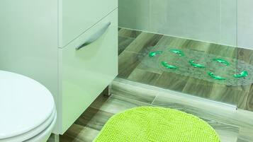 Apartment, Meerblick | Badezimmer | Dusche, Handtücher, Seife, Toilettenpapier
