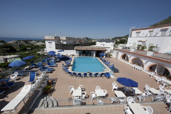 2 piscines couvertes, piscine extérieure, parasols de plage