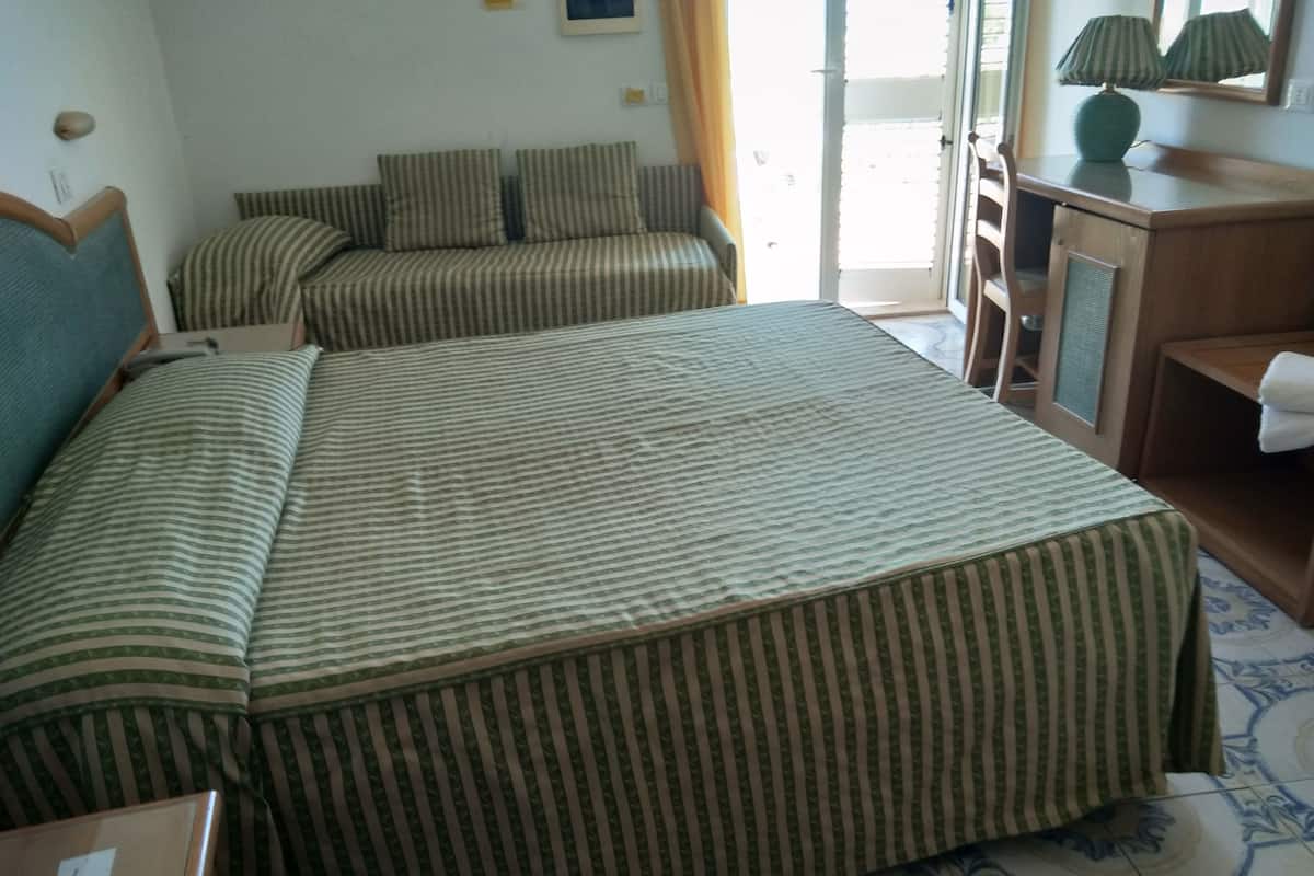 Standard Triple Room | In-room safe, desk, bed sheets