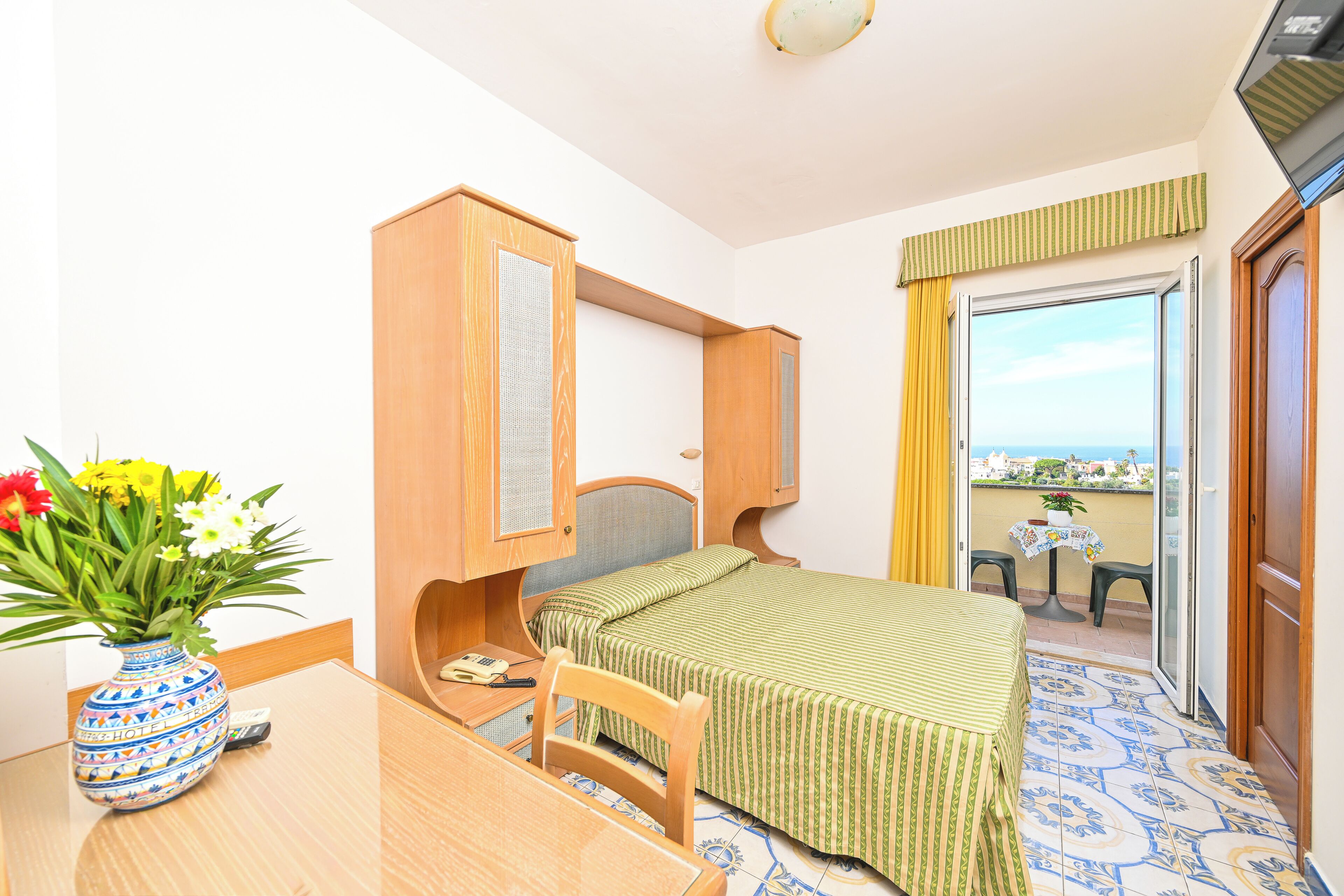 In-room safe, desk, bed sheets