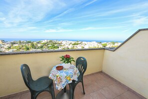 Double Room | Peti besi dalam bilik, meja, cadar katil 