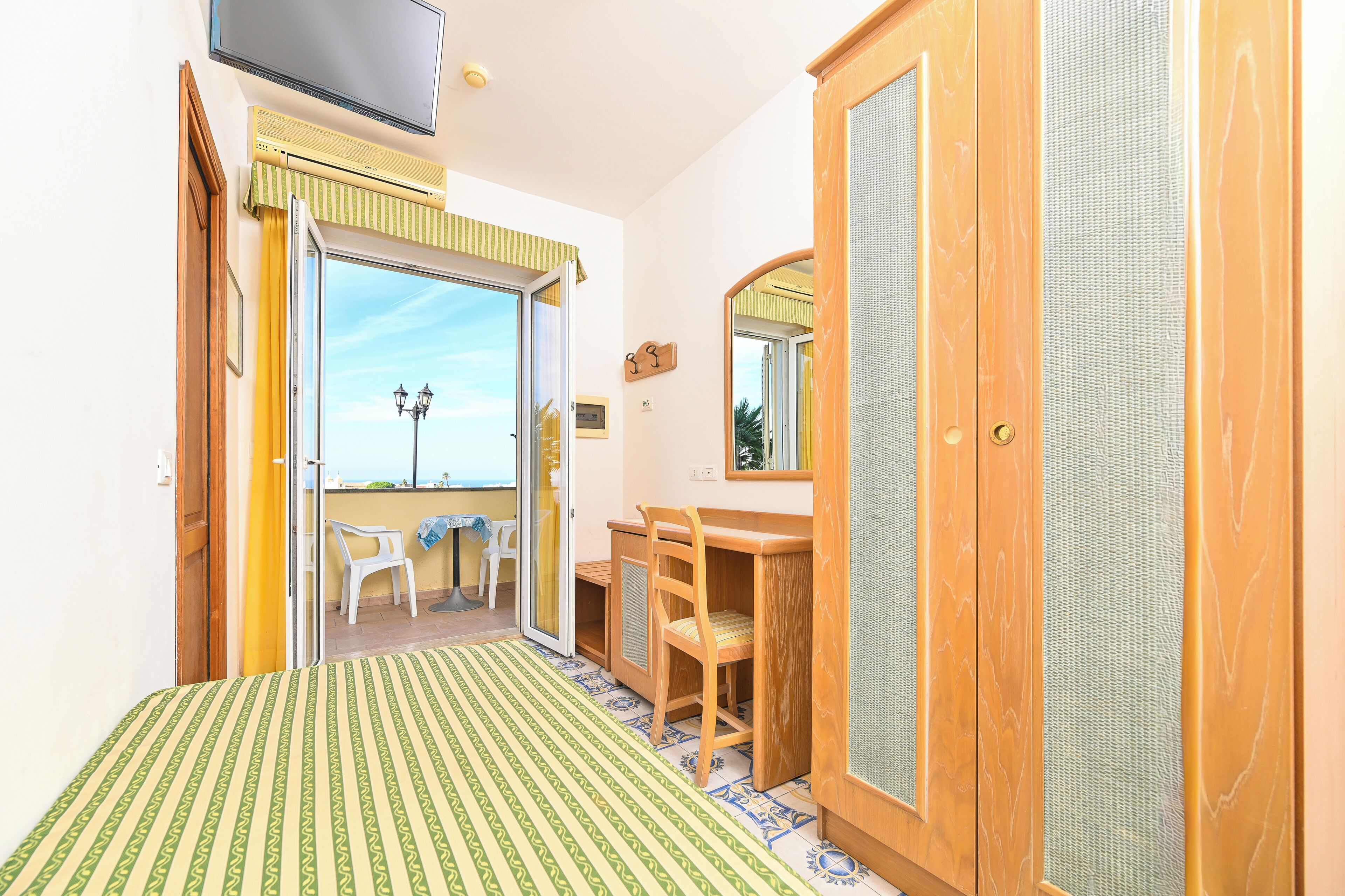 In-room safe, desk, bed sheets