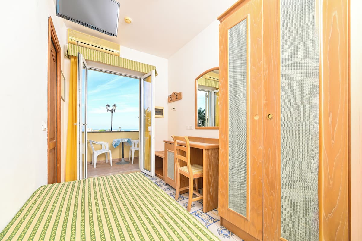 In-room safe, desk, bed sheets