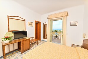 Economy Quadruple Room | Room amenity - Hotel Terme Tramonto d'oro (Forio)