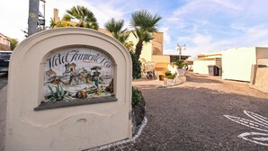 A sign for Hotel Fratelli with a mural of a coastal scene. - Hotel Terme Tramonto d'oro (Forio)